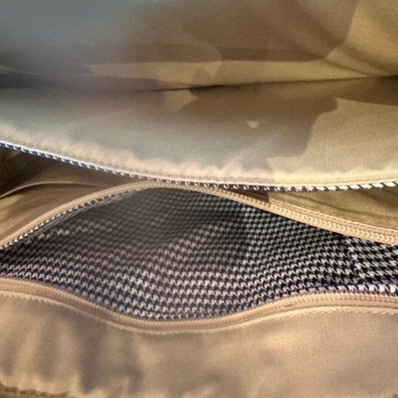 GORGEOUS BOCONI LARGE LEATHER MESSENGER BAG 18"x13"x3"wide. For men&women - Picture 9 of 13